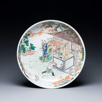 Plat en porcelaine de Chine famille verte à décor d'une scène de boxe, probablement 19ème