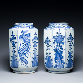 Een paar Japanse gefacetteerde blauw-witte Kakiemon-stijl potten, Arita, Edo, 17e eeuw