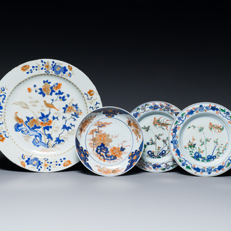 Trois assiettes et un plat en porcelaine de Chine famille verte et de style Imari, Kangxi/Yongzheng