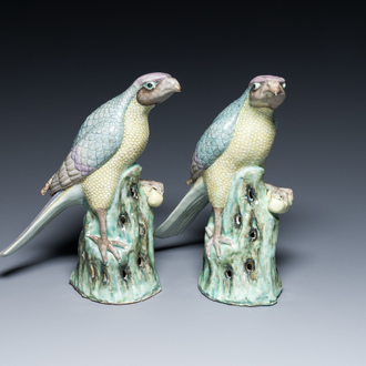 A pair of Chinese famille verte models of a falcon holding a young, 19th C.