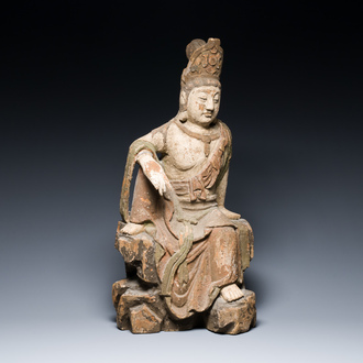 Een Chinese gepolychromeerde houten sculptuur van Guanyin, wellicht Ming