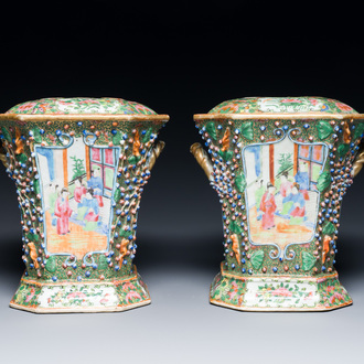 Paire de bouquetières en porcelaine de Chine famille rose de Canton, 19ème