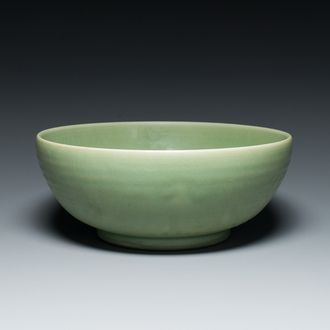 Een Chinese Longquan celadon kom met onderglazuur decor, Ming