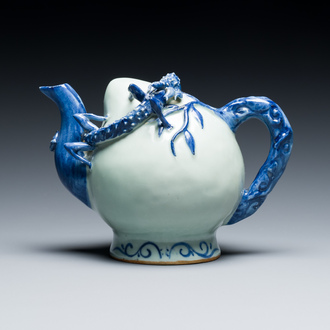 Een Chinese blauw-witte perzikvormige cadogan theepot, 19e eeuw