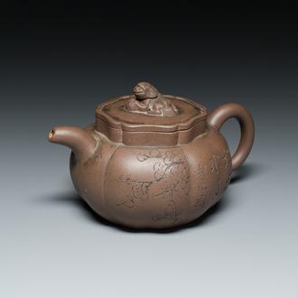 Een Chinese Yixing steengoed theepot met deksel, gesigneerd Li Yong 利永, Yixing zegelmerk, gedateerd 1934