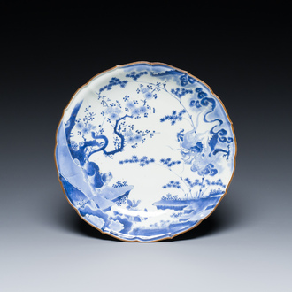 Een Japanse blauw-witte Arita schotel met een tijger en een draak in Kakiemon-stijl, Fuku merk, Edo, eind 17e eeuw