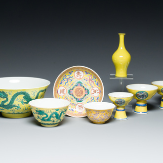 Een diverse collectie Chinees porselein met gele fondkleur, 19/20e eeuw