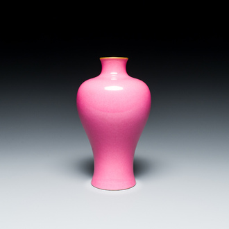 Vase de forme 'meiping' en porcelaine de Chine en rose monochrome, marque de Yongzheng, République