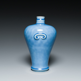 Een Chinese blauw-geglazuurde 'meiping' vaas, Jiang Xi Guo Hua Zhen Pin 江西國華珍品 merk, Republiek