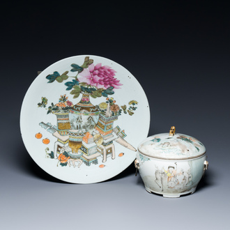 Un plat en porcelaine de Chine qianjiang cai au sceau de Dai Yucheng 戴裕成 et un bol couvert signé Yu Luchang  余吕昌 et daté 1885