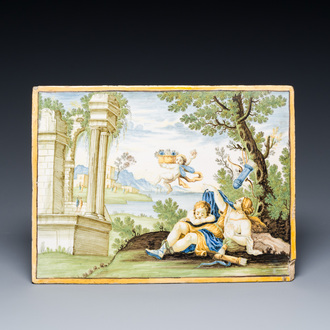 Een polychrome Italiaanse majolica plaquette met een mythologische voorstelling, Castelli, 18e eeuw