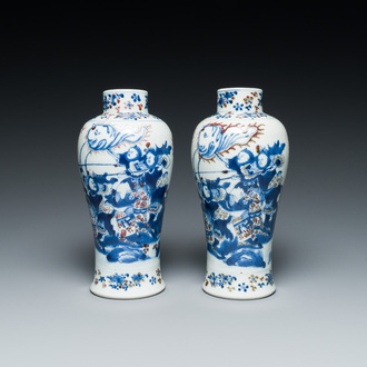 Paire de vases en porcelaine de Chine en bleu, blanc et rouge de cuivre, marque de Kangxi, 19ème