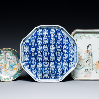 A Chinese blue and white 'Shou' tray, a qianjiang cai tray and a famille verte plate, 19/20th C.