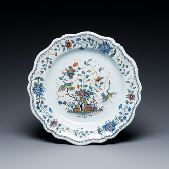 Een schotel in polychroom Frans aardewerk in Kakiemon-stijl, Rouen, 18e eeuw