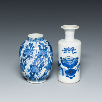 Twee Chinese blauw-witte vaasjes, Kangxi