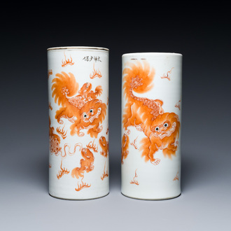 Deux porte-chapeaux en porcelaine de Chine à décor de lions bouddhistes en rouge de fer, 19ème