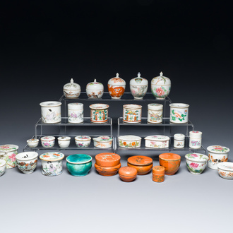 35 Chinese famille rose, verte, monochrome and qianjiang cai boxes and covers, 19/20th C.