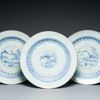 Drie Chinese blauw-witte anhua schotels met landschapsmedaillons, Yongzheng