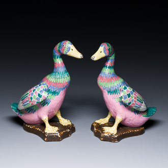 A pair of Chinese famille rose models of ducks, 19/20th C.