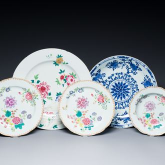 Vijf Chinese blauw-witte en famille rose schotels, Kangxi/Qianlong