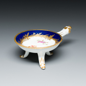A polychrome Meissen tripod bowl with two birds, 2nd half 18th C.