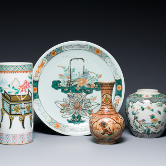 Trois vases et un plat en porcelaine de Chine famille rose et verte, 19ème