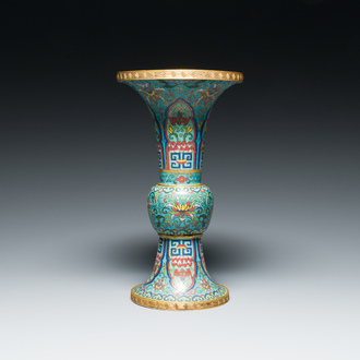 Vase de forme 'gu' en émaux cloisonnés à décor de rinceaux de lotus, Chine, 18/19ème