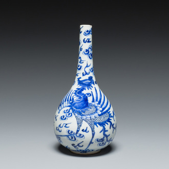 A Chinese blue and white 'Bleu de Hue' vase with a phoenix for the Vietnamese market, Tho mark, 19th C.