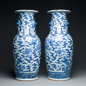 Paire de vases en porcelaine de Chine en bleu et blanc à décor de dragons, 19ème