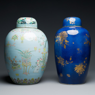 Deux pots couverts en porcelaine de Chine famille rose et doré sur fond bleu, 19ème