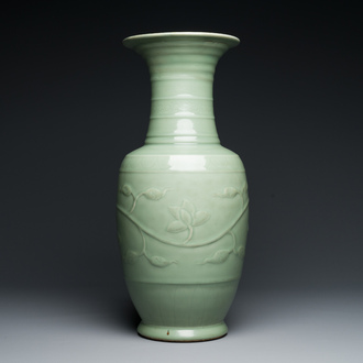 Een Chinese celadon-geglazuurde vaas met lotusslingers, Qianlong