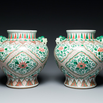 A pair of Chinese wucai vases with lion heads, 19/20th C.