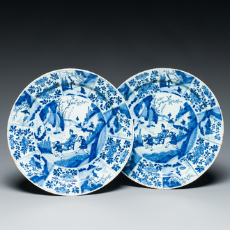 Een paar blauw-witte Delftse borden met fijn chinoiserie decor, 17/18e eeuw