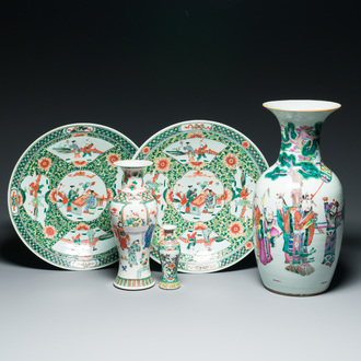 A pair of Chinese famille verte dishes and three famille rose and verte vases, 19/20th C.