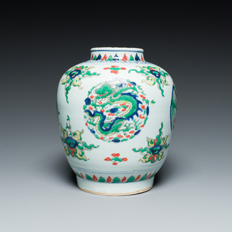 Vase en porcelaine de Chine wucai à décor de dragons, époque Transition/Kangxi
