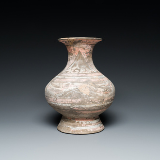 Een Chinese aardewerken vaas met polychrome beschildering, Han