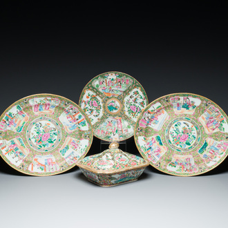 Trois plats et une terrine couverte en porcelaine de Chine famille rose de Canton, 19ème