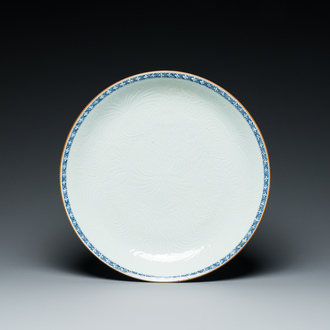 A Chinese floral anhua-decorated dish with blue and white rim, Yongzheng
