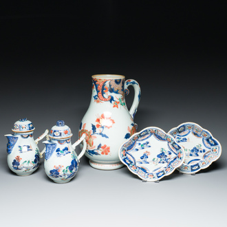 Une grande verseuse en porcelaine de Chine verte-Imari et deux paires de verseuses couvertes sur supports, Kangxi/Qianlong