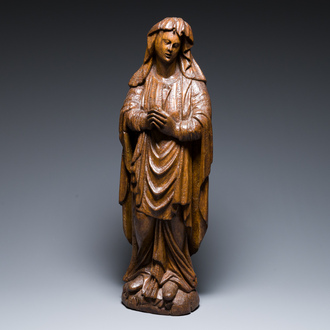 Een Vlaamse eikenhouten sculptuur van Maria Magdalena van een Kruisiging, 16e eeuw