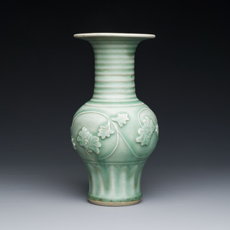 Een Chinese Longquan celadon vaas met pioenslingers, Yuan