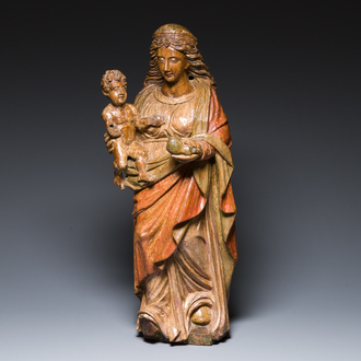 Een gepolychromeerde eikenhouten sculptuur van een Madonna met Kind, wellicht Frankrijk, 16e eeuw