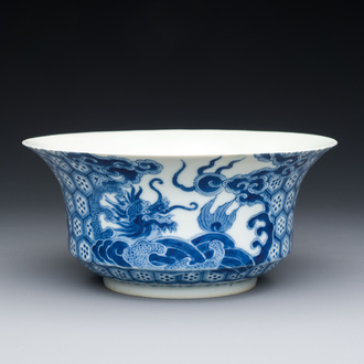 A Chinese blue and white 'Bleu de Hue' bowl for the Vietnamese market, 'dragon' mark, 19th C.