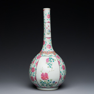 Vase de forme bouteille en porcelaine de Chine famille rose, 19ème