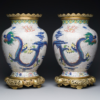 Een paar Chinese cloisonné vazen met draken op een witte fond in vergulde bronzen monturen, 19e eeuw