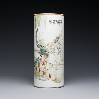 Porte-chapeau en porcelaine de Chine qianjiang cai à décor d'un paysage, signé Wang Yongtai 汪永太, daté 1906