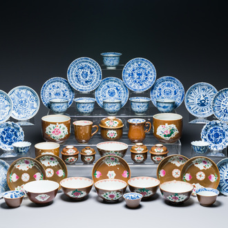 Une collection variée en porcelaine de Chine en bleu et blanc et famille rose, Kangxi et postérieur