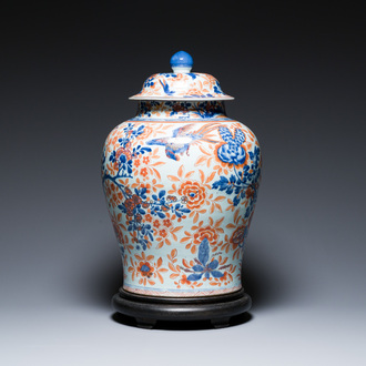 Een Chinese blauw-witte en koperrode Imari-stijl dekselvaas, Kangxi