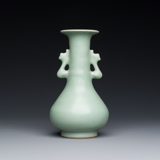 Een Chinese Longquan celadon 'kinuta' vaas, Yuan/Ming