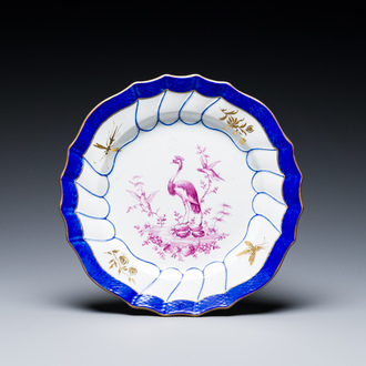 Assiette en porcelaine en émaux rose à décor doré d'oiseaux et à bord bleu, Tournai, 18ème